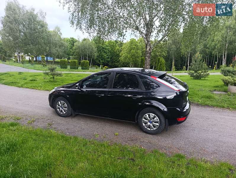 Хэтчбек Ford Focus 2011 в 