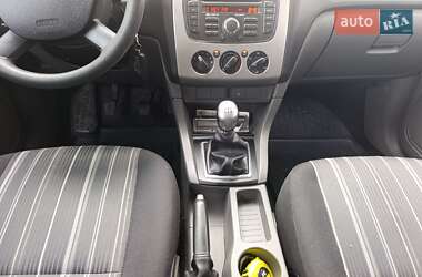 Хэтчбек Ford Focus 2011 в 