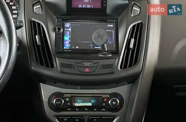 Хэтчбек Ford Focus 2011 в 