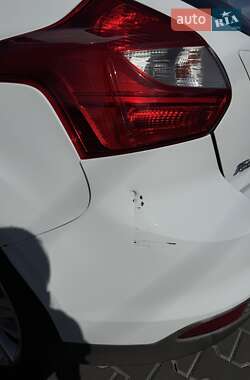 Хэтчбек Ford Focus 2011 в 