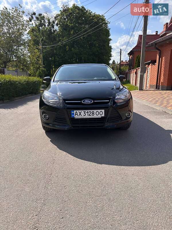 Хэтчбек Ford Focus 2012 в 