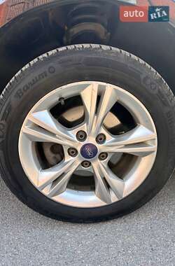 Хэтчбек Ford Focus 2012 в 
