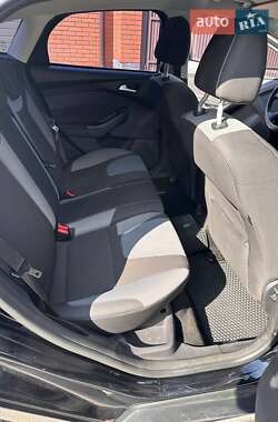 Хэтчбек Ford Focus 2012 в 