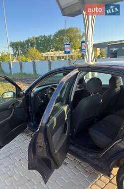 Хэтчбек Ford Focus 2002 в 