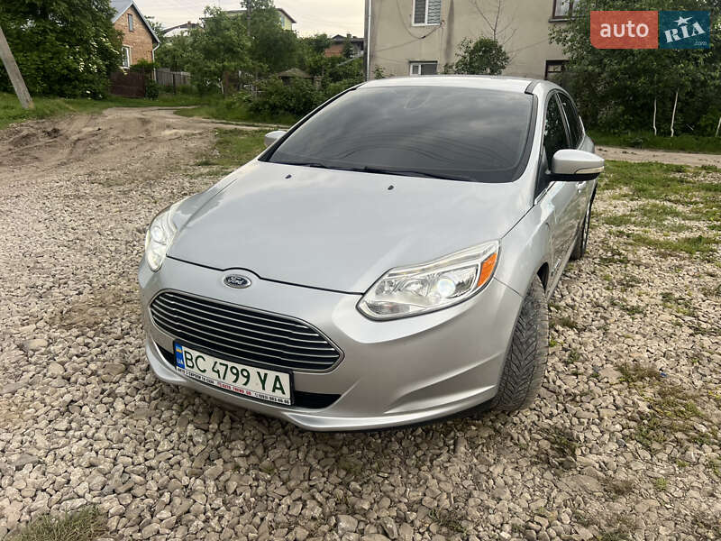 Хэтчбек Ford Focus 2011 в 