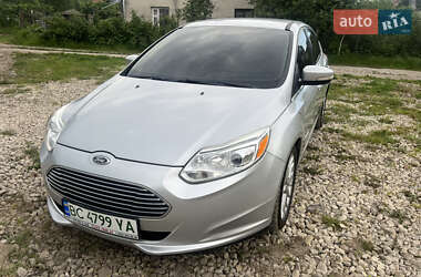 Хэтчбек Ford Focus 2011 в 