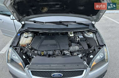 Хэтчбек Ford Focus 2005 в 