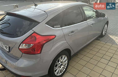 Хэтчбек Ford Focus 2012 в 