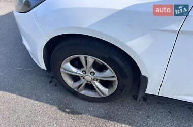 Хэтчбек Ford Focus 2011 в 