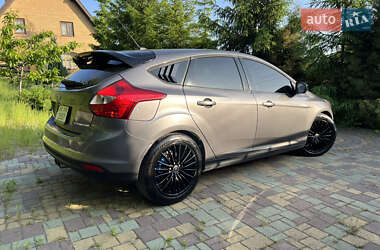 Хэтчбек Ford Focus 2012 в 