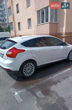 Хэтчбек Ford Focus 2012 в 