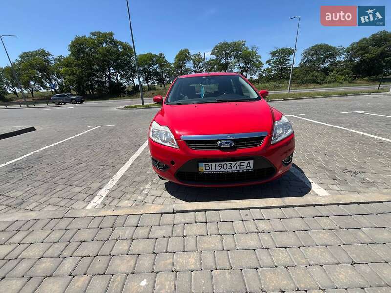 Хэтчбек Ford Focus 2011 в 