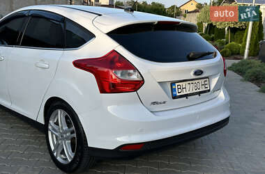 Хэтчбек Ford Focus 2012 в 