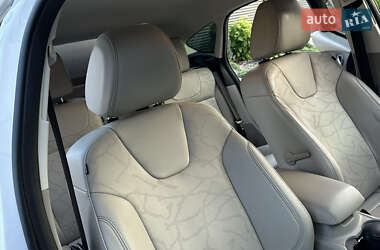 Хэтчбек Ford Focus 2012 в 