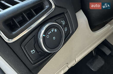 Хэтчбек Ford Focus 2012 в 
