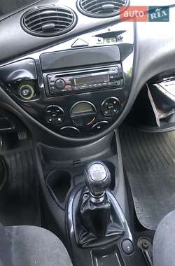 Хэтчбек Ford Focus 2003 в 
