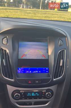 Хэтчбек Ford Focus 2011 в 