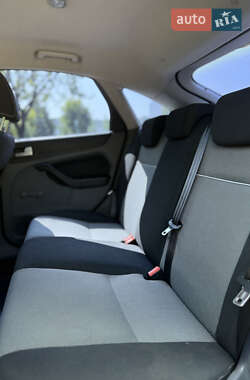 Хэтчбек Ford Focus 2011 в 