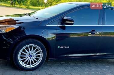 Хэтчбек Ford Focus 2012 в 