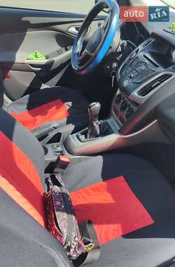 Хэтчбек Ford Focus 2012 в 