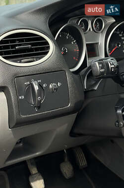 Хэтчбек Ford Focus 2010 в 