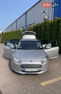 Хэтчбек Ford Focus 2013 в 