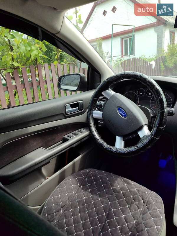 Хэтчбек Ford Focus 2005 в Чуднове
