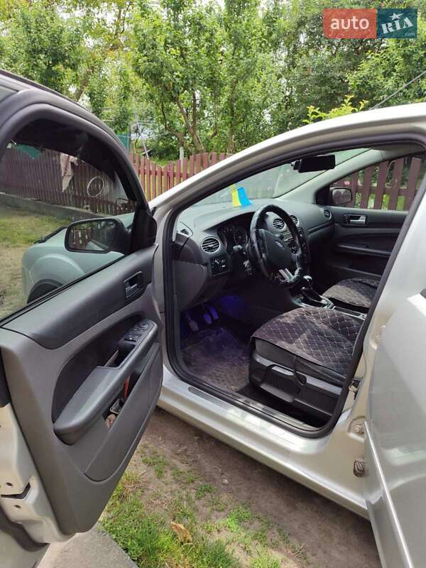 Хэтчбек Ford Focus 2005 в Чуднове