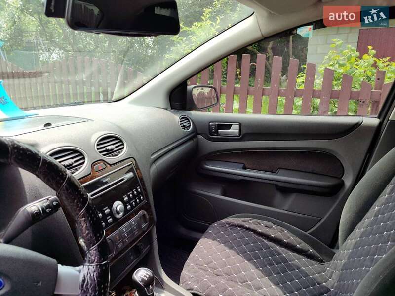 Хэтчбек Ford Focus 2005 в Чуднове