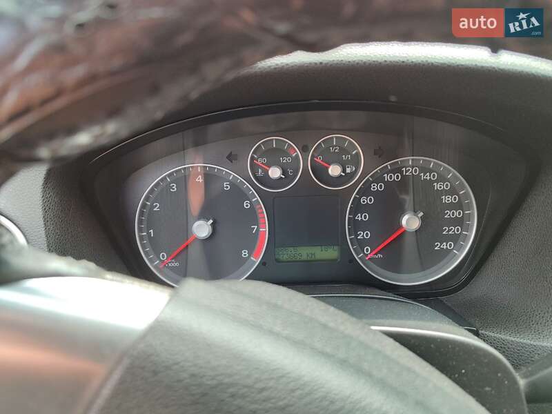 Хэтчбек Ford Focus 2005 в Чуднове