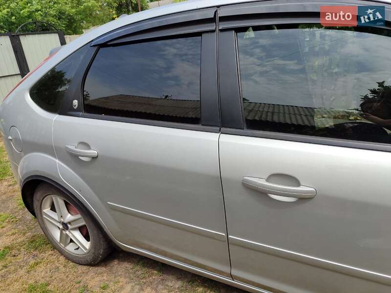 Хэтчбек Ford Focus 2005 в Чуднове