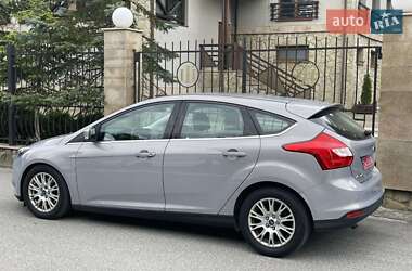 Хэтчбек Ford Focus 2012 в 