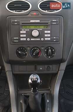 Хэтчбек Ford Focus 2005 в 