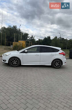 Хэтчбек Ford Focus 2015 в 