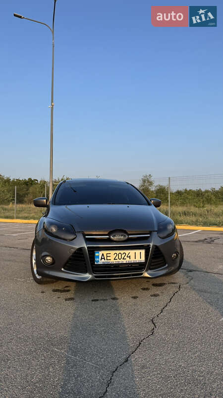 Хэтчбек Ford Focus 2011 в 
