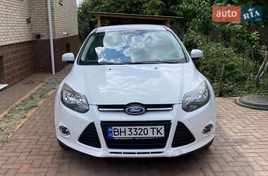 Хэтчбек Ford Focus 2012 в 