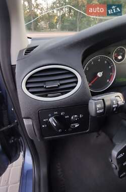 Хэтчбек Ford Focus 2005 в 