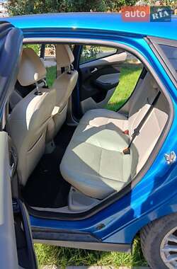 Хэтчбек Ford Focus 2012 в 