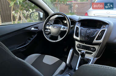 Хэтчбек Ford Focus 2012 в 
