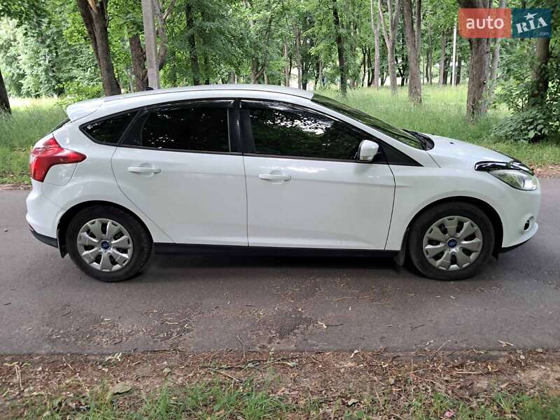 Хэтчбек Ford Focus 2014 в Глухове