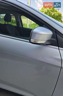 Хэтчбек Ford Focus 2011 в 