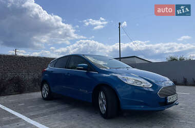 Хэтчбек Ford Focus 2012 в 