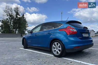 Хэтчбек Ford Focus 2012 в 