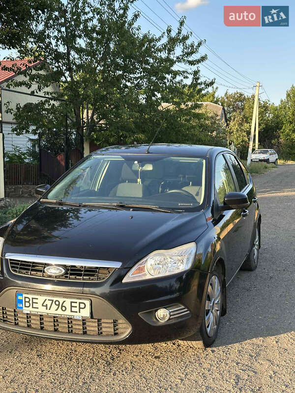 Хэтчбек Ford Focus 2011 в 