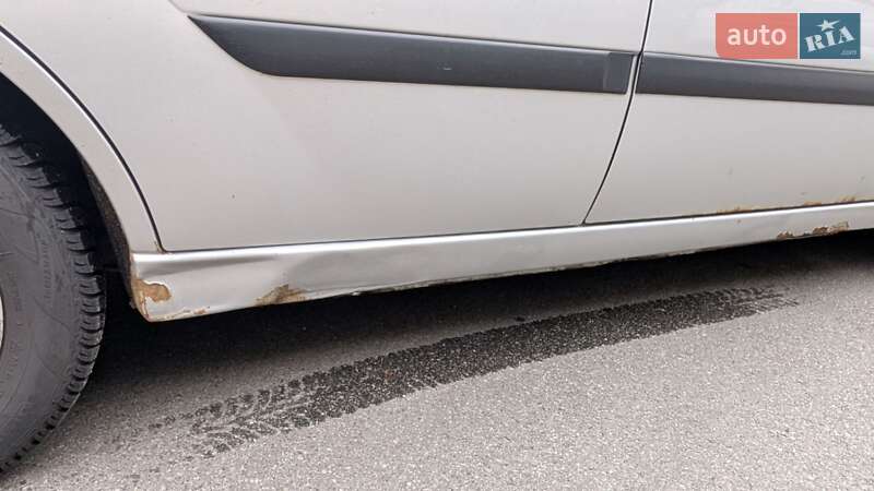 Универсал Ford Focus 2004 в Вишневом фото 8 Универсал Ford Focus 2004 в Вишневом