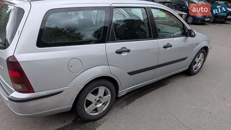 Универсал Ford Focus 2004 в Вишневом фото 7 Универсал Ford Focus 2004 в Вишневом