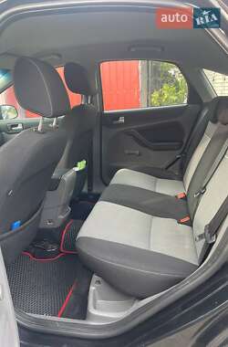 Хэтчбек Ford Focus 2011 в 