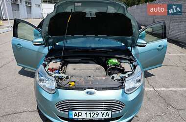 Хэтчбек Ford Focus 2012 в 