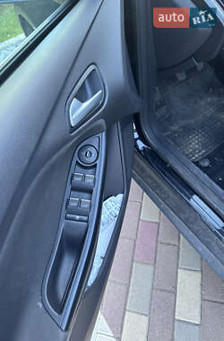 Хэтчбек Ford Focus 2011 в 