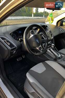 Хэтчбек Ford Focus 2012 в 